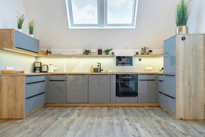 Jääkaappi, mikroaaltouuni, liesi, astianpesukone