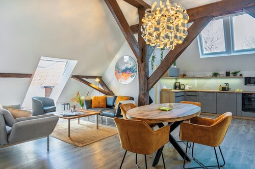 Kuscheliges Appartement für 1-2 Personen. <br>Das ca. 60  m² große und sehr schicke 2-Raum Appartement für 1 bis 2 Personen befindet  in mitten im Herzen von Bad Zwischenahn.