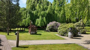 Property grounds - The approx. 60 m² large and very chic 2-room apartment for 1 to 2 persons is located on the Ahrenshof in the barn in the heart of Bad Zwischenahn. The ground floor apartment offers everything you need to feel at home for a longer period of time. (Bad Zwischenahn)