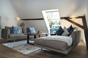 Living area - The approx. 60m² large and very chic 2-room apartment for 1 to 2 persons is located on the Ahrenshof in the heart of Bad Zwischenahn. (Bad Zwischenahn)