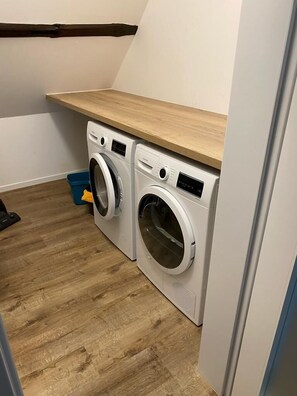 Interior - The approx. 60m² large and very chic 2-room apartment for 1 to 2 persons is located on the Ahrenshof in the heart of Bad Zwischenahn. (Bad Zwischenahn)