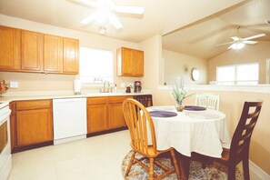 Dining - Pedal Inn 1 - Trails 2 Minutes Away & Dogs Welcome (Bentonville)
