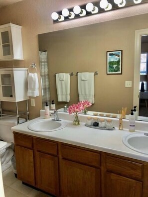 Bathtub, hair dryer, towels, toilet paper - Pedal Inn 1 - Trails 2 Minutes Away & Dogs Welcome (Bentonville)