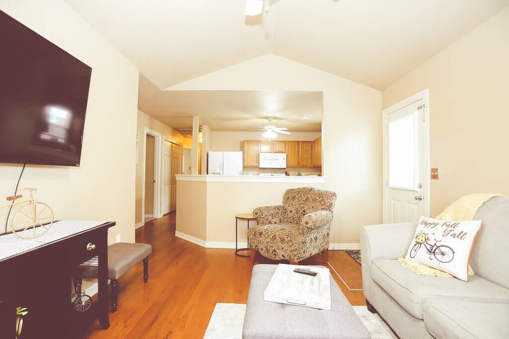 Pedal Inn 1 - Trails 2 Minutes Away & Dogs Welcome