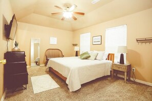 3 bedrooms, iron/ironing board, travel cot, WiFi - Pedal Inn 1 - Trails 2 Minutes Away & Dogs Welcome (Bentonville)