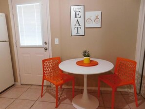 Dining - Pedal Inn 5 - Convenient Economy Unit That's Pet Friendly (Bentonville)