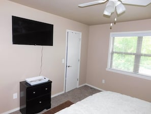 2 bedrooms, desk, iron/ironing board, free WiFi