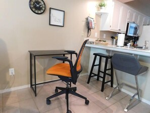 Fridge, microwave, oven, stovetop - Pedal Inn 5 - Convenient Economy Unit That's Pet Friendly (Bentonville)