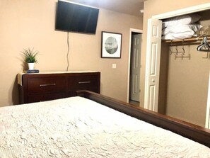 3 bedrooms, desk, iron/ironing board, free WiFi