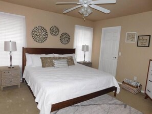 3 bedrooms, desk, iron/ironing board, travel cot - Pedal Inn 4 Summary: Downtown Location That's Hard To Beat! (Bentonville)