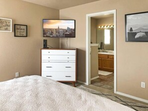 3 bedrooms, desk, iron/ironing board, travel cot