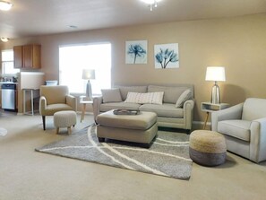 Smart TV, offices - Pedal Inn 4 Summary: Downtown Location That's Hard To Beat! (Bentonville)