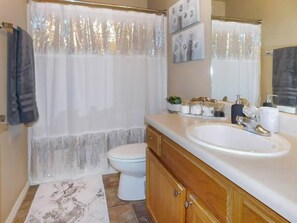 Bathtub, hair dryer - Pedal Inn 4 Summary: Downtown Location That's Hard To Beat! (Bentonville)