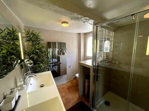 Bathtub, hair dryer, towels