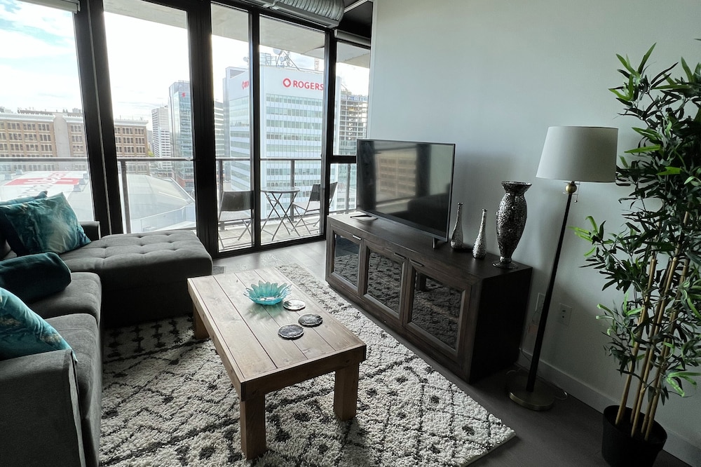 2 bed downtown sleeps 6 across jets arena