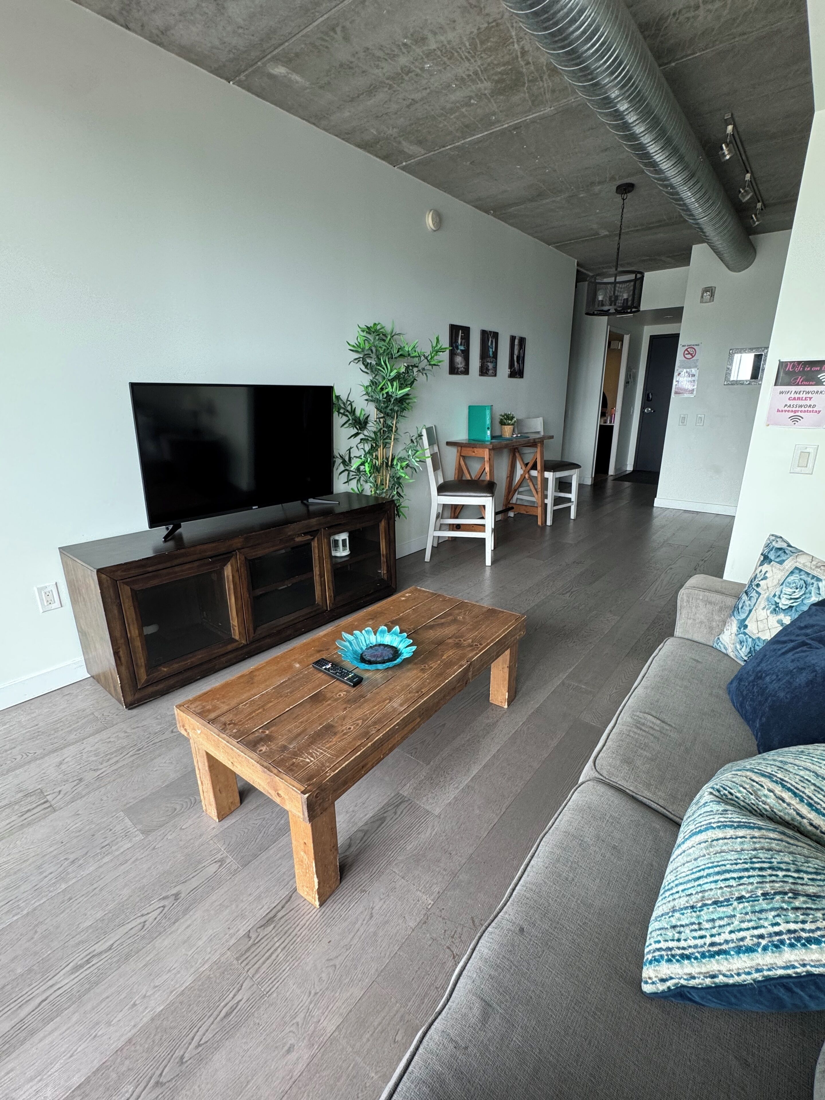 2 Bed Downtown Across Jets Arena King Bed Wifi - Winnipeg