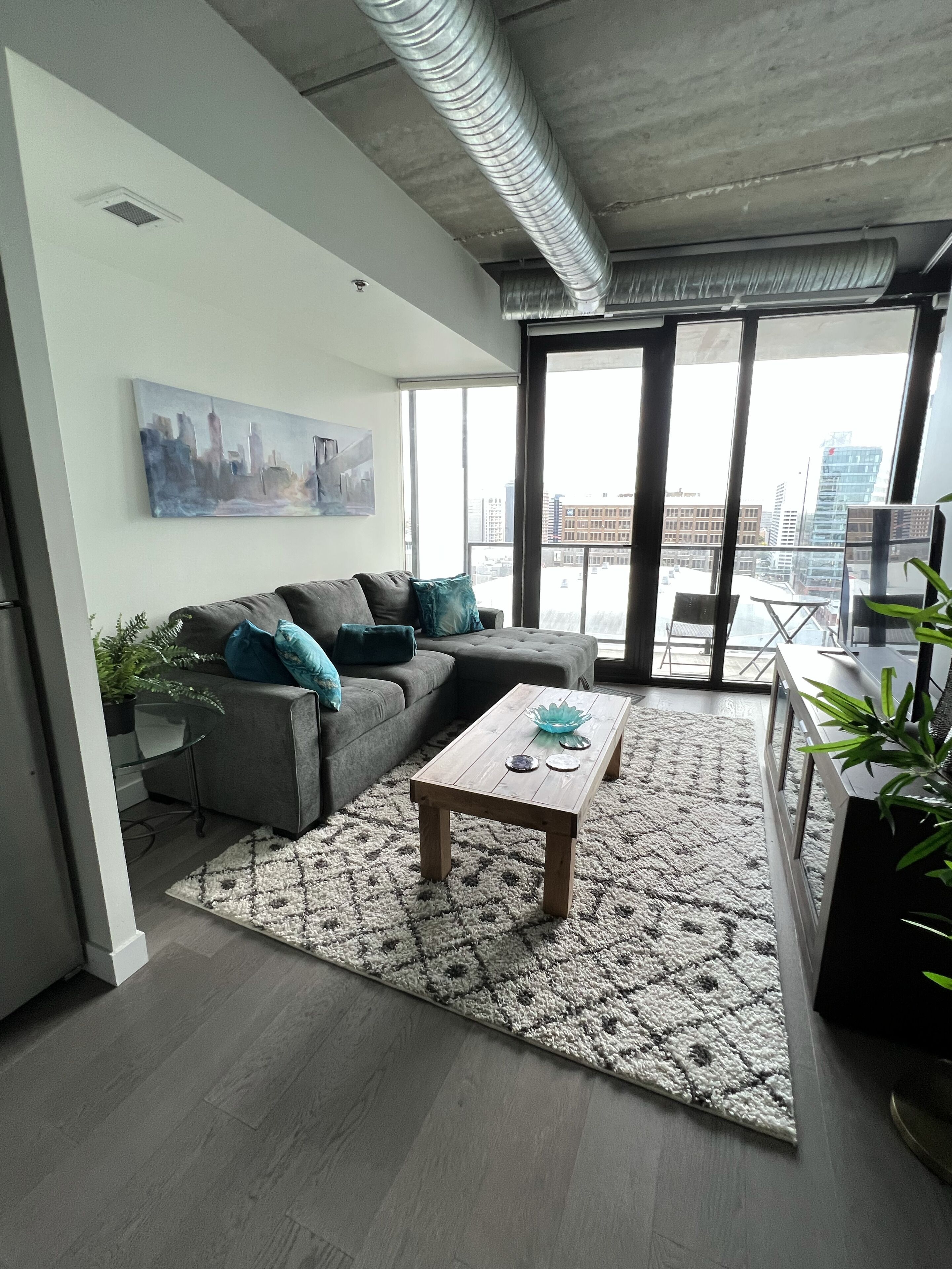 2 bed downtown sleeps 6 across jets arena 