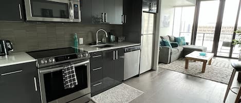 Kühlschrank, Mikrowelle, Ofen, Herdplatte