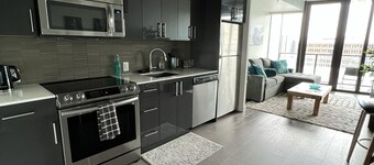 2 bed downtown across jets arena king bed wifi