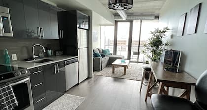 2 bed downtown sleeps 5 across jets arena king bed