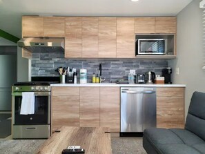 Kjøleskap, mikrobølgeovn, ovn og kokeplater