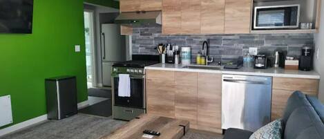 冷蔵庫、電子レンジ、オーブン、コンロ