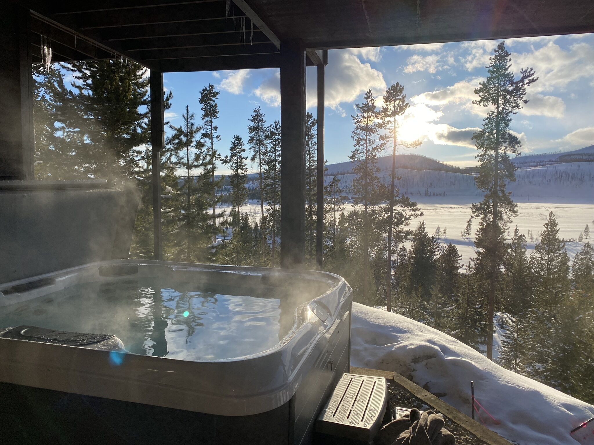 Mountain-View Paradise: Hot Tub Retreat in the Rockies