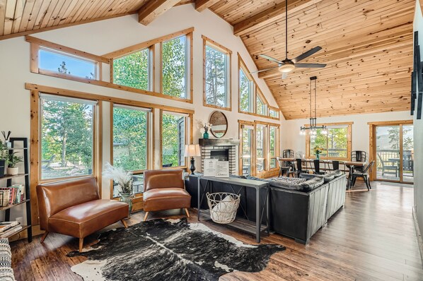 Smart-TV, Kamin, Videospiele, Tischfußball