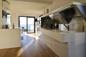 冷蔵庫、電子レンジ、オーブン、食器洗い機