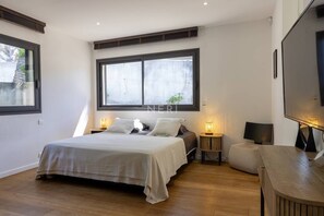 5 bedrooms, in-room safe, iron/ironing board, free WiFi - VILLA CORAIL- 5 bedrooms, sleeps 10, waterfront, swimming pool, beach access (Pietrosella)