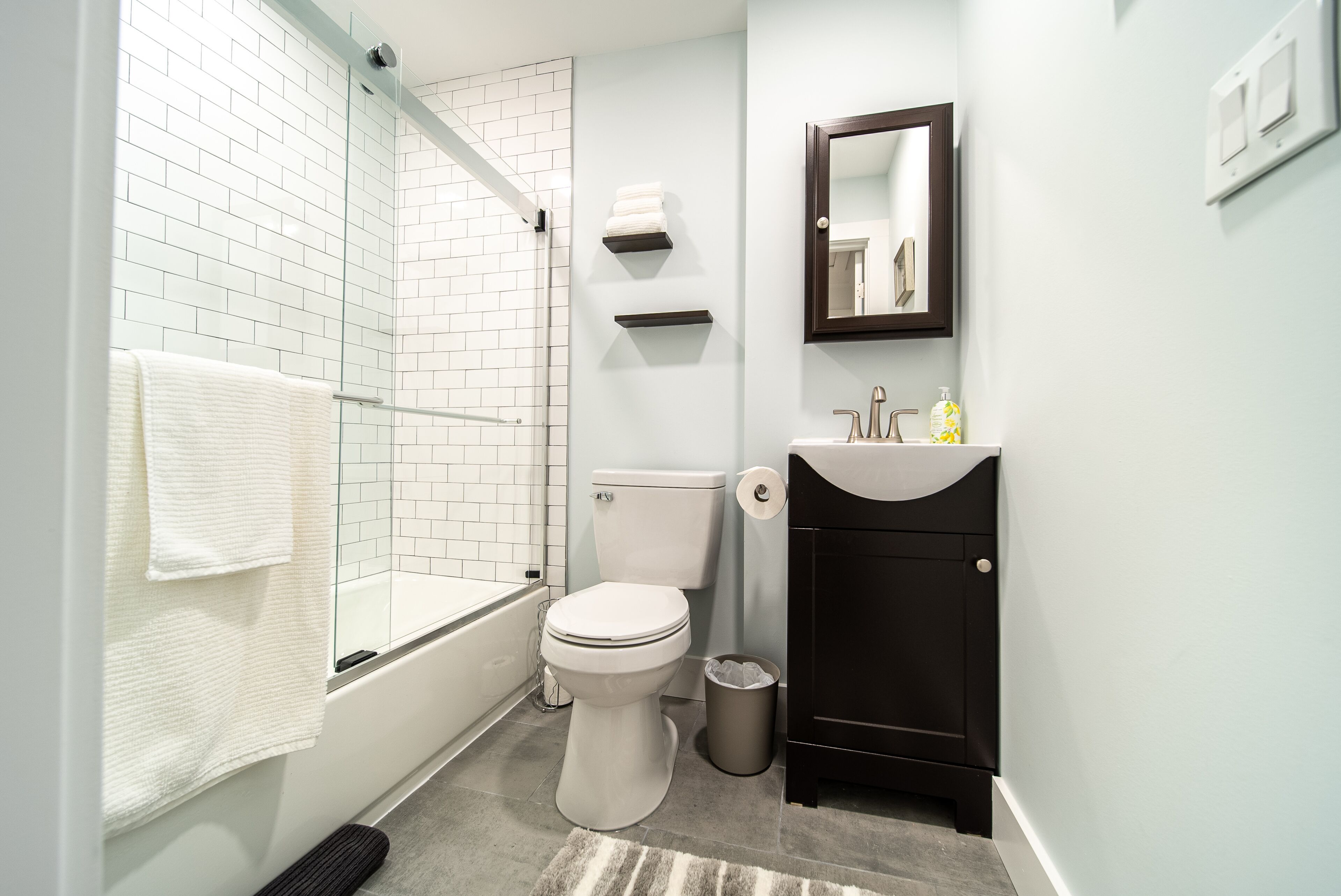 WOW! New 4bd Beach Chic, Xlnt Location! Walk2Town, Beach, Restaurants & Marina!!