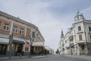 Eine Straße mit historischen Gebäuden, darunter ein Haus mit der Aufschrift 'Victory'.