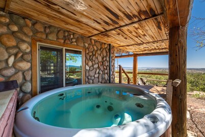 Secluded Cabin Retreat For The Whole Family Near Royal Gorge and Local Amenities