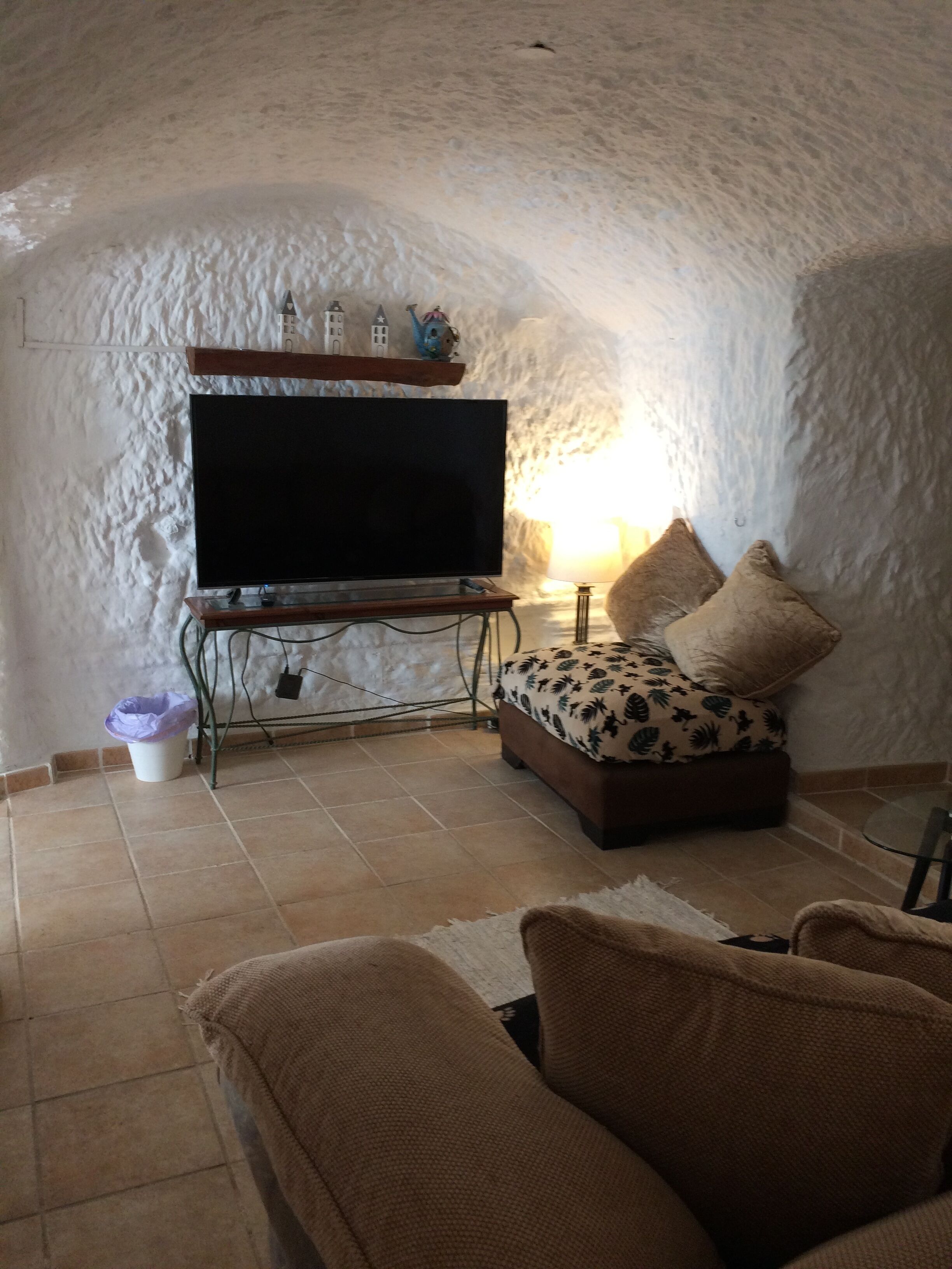 Tv, eldstad, böcker och en stereo