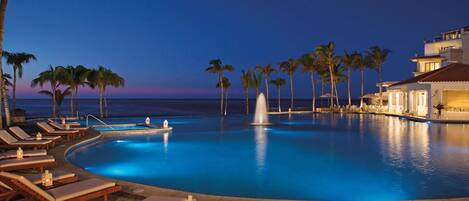 Una piscina al aire libre