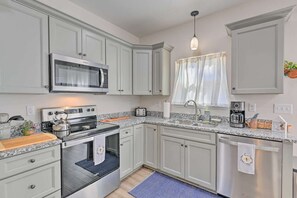 Kylskåp, mikrovågsugn, ugn och spishäll