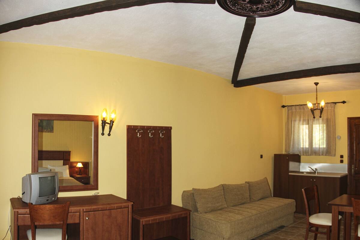Premium Studio | Laptop workspace, blackout drapes, travel crib, WiFi (free)