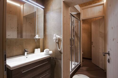 Chambre Confort | Salle de bain | Douche, articles de toilette gratuits, sèche-cheveux