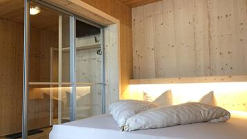 Quarto conforto | Cofres nos quartos, escrivaninha, berço de viagem, Wi-Fi de cortesia