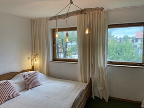 4 bedrooms, free WiFi, bed sheets