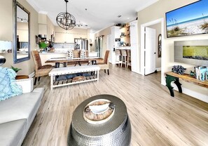 Smart-tv, een open haard en boeken