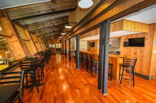 Gold Medal Family Retreat- Deck-Pvt. Hot Tub -Clubhouse Pool, Game Room