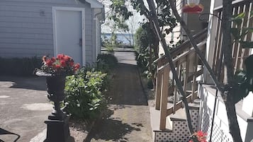 Standard Room, 1 Queen Bed | Courtyard view