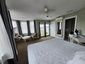 프리미엄 싱글룸 | 각각 다른 스타일의 인테리어, 책상, 암막 커튼, 다리미/다리미판