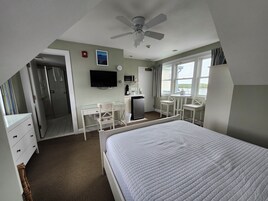 Habitación individual Premium | Decoración individual, escritorio, cortinas opacas