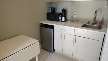 Bay View King Bed | Living area | Flat-screen TV, books