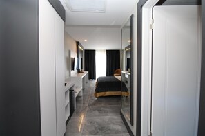 Free minibar, in-room safe, free WiFi, bed sheets