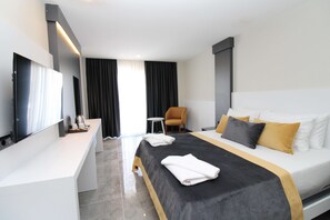 Kostenlose Minibar, Zimmersafe, kostenloses WLAN, Bettwäsche