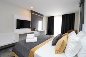 Free minibar, in-room safe, free WiFi, bed sheets