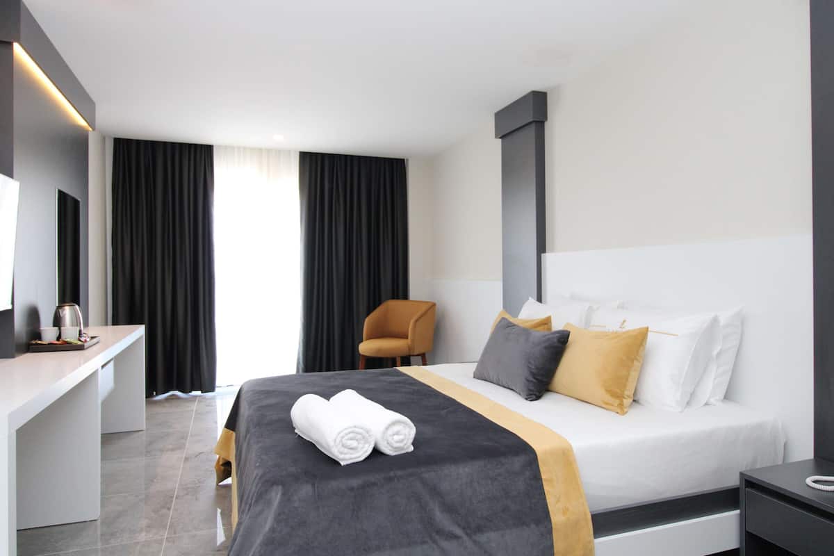 Artículos del minibar gratis y caja de seguridad en la habitación